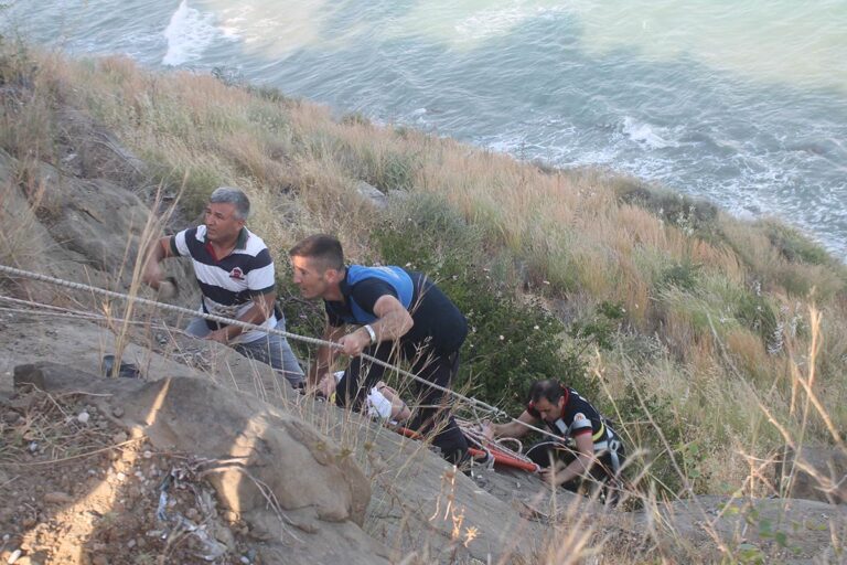 Türkiye’de uçurumdan denize atlayan Rus turist hayatını kaybetti