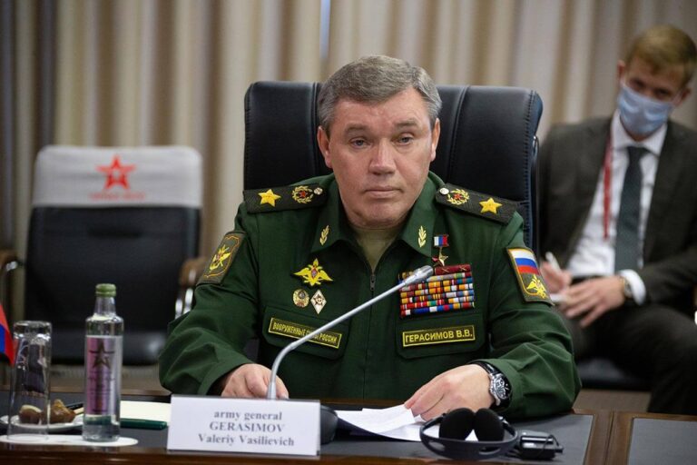 Rusya Genelkurmay Başkanı Gerasimov, Ukrayna’da savaşan Rus birliklerini denetledi