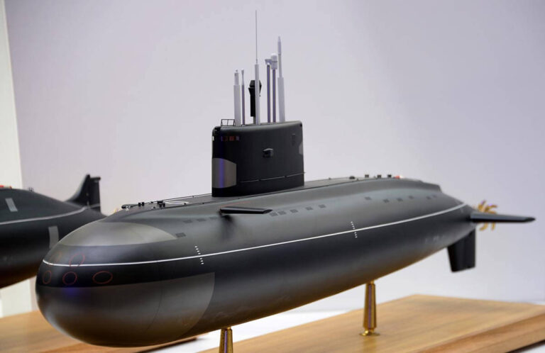 Rus denizaltıları Arktik’te buz altından geçiş yaptı