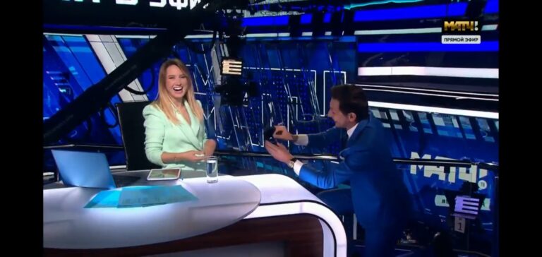 Rus sunucuya canlı yayında evlilik teklifi