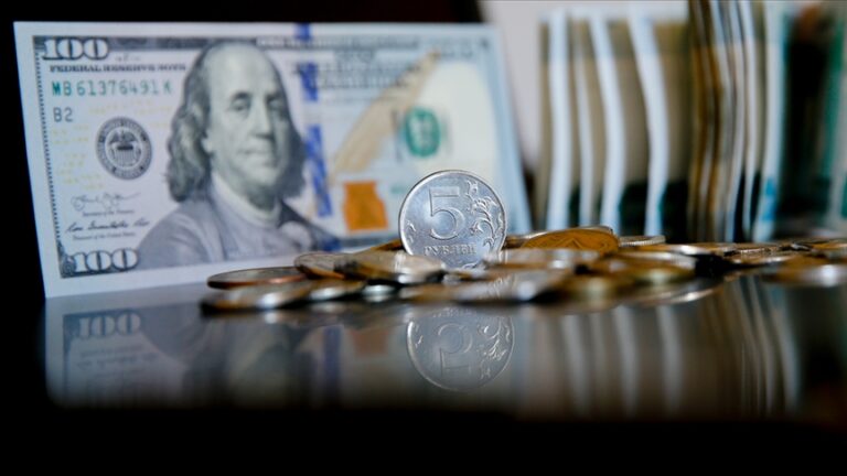 Dolar, Ruble karşısında 4 ayın en düşük değerini gördü