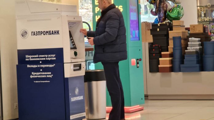 Rus bankalarının ATM'leri dolar ve avro kabul etmiyor - GAZETEMRU