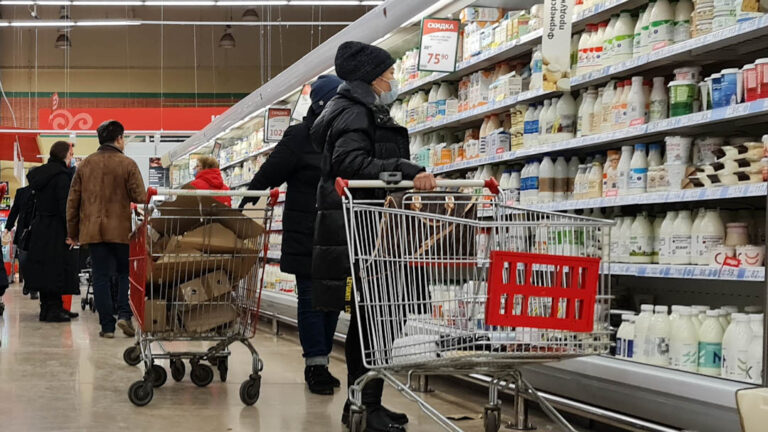 Rus ekonomist, rubledeki düşüşün Rusların hayatını nasıl etkileyeceğini anlattı