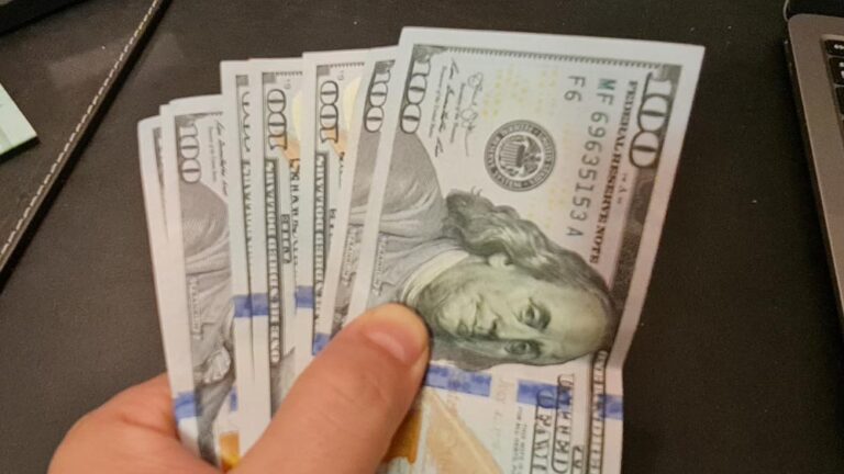 Dolar kuru ruble karşısında kritik eşiğin altına geriledi