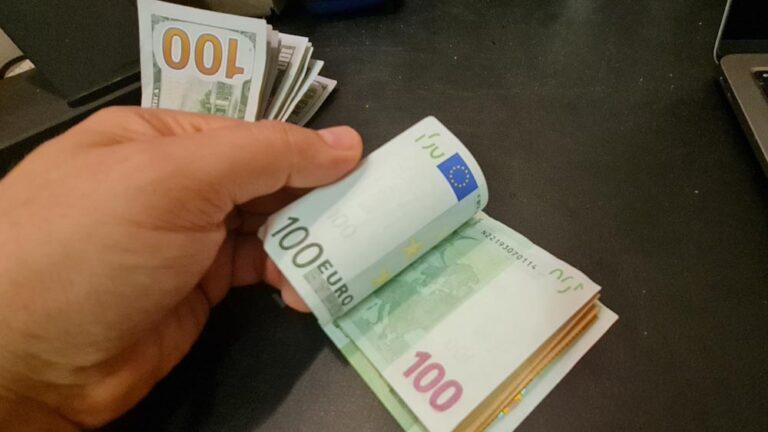 Dövizde yön aşağı: Ruble değerini artırdı