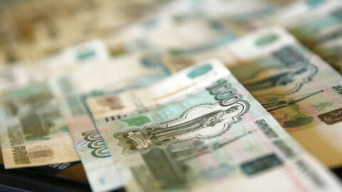 Ruble hafta sonu öncesi değer kazandı