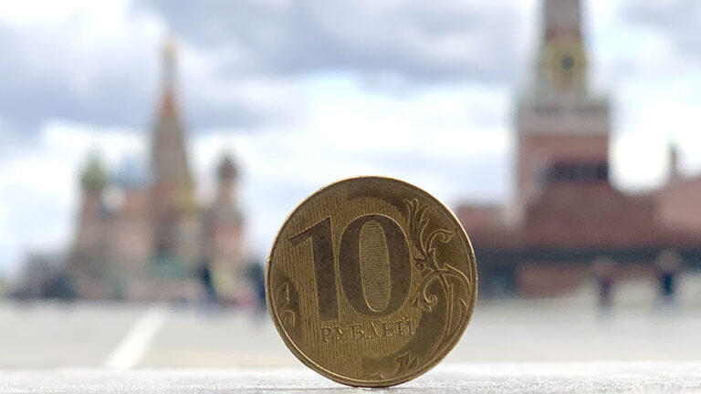 Ruble kuruna tiyatral eleştiri: “Kurs gerçek değil”