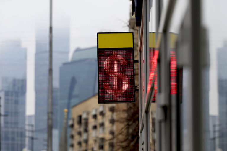 Dolar 80 rubleye doğru koşuyor