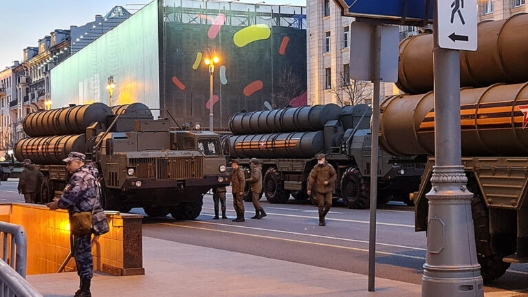 Gece yarısı Moskova sokaklarından tanklar, toplar füzeler geçti
