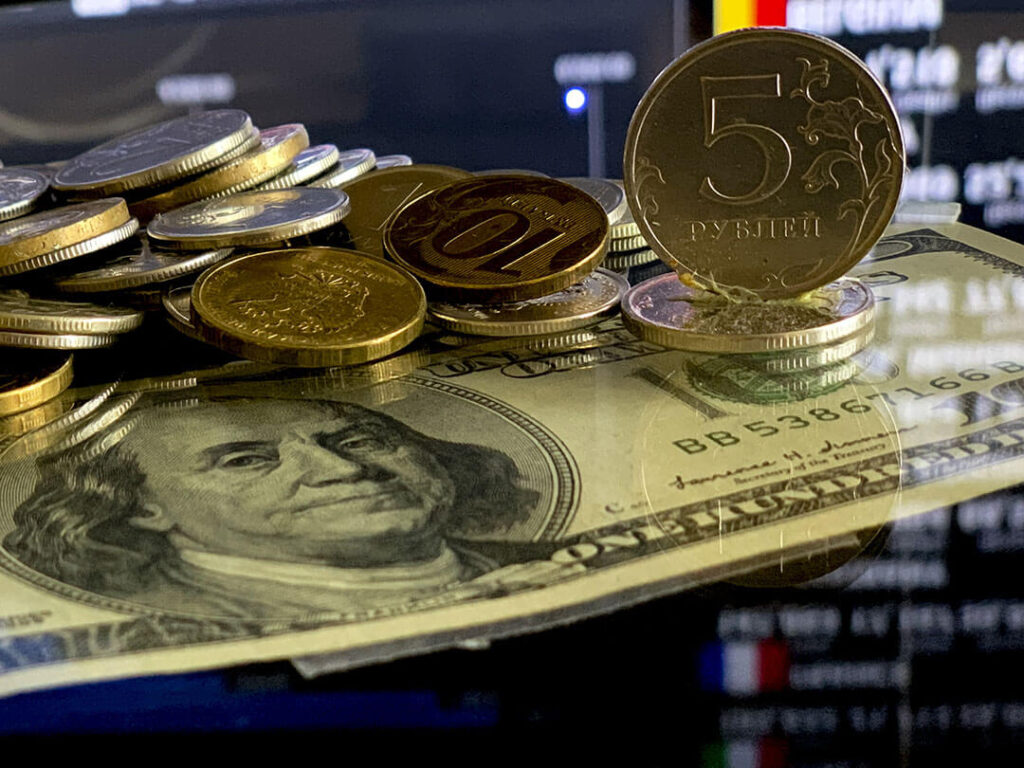 Uzmanlar: Ruble aralıkta 70 seviyesini test edebilir