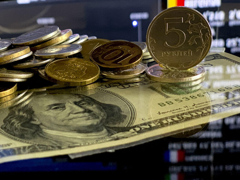 Uzmanlar: Ruble aralıkta 70 seviyesini test edebilir