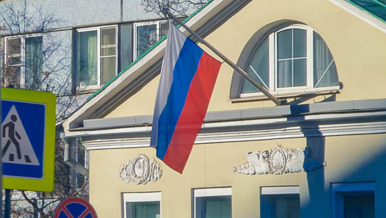 Duma, tüm eğitim kurumlarında Rus bayrağının zorunlu olarak sergilenmesini onayladı