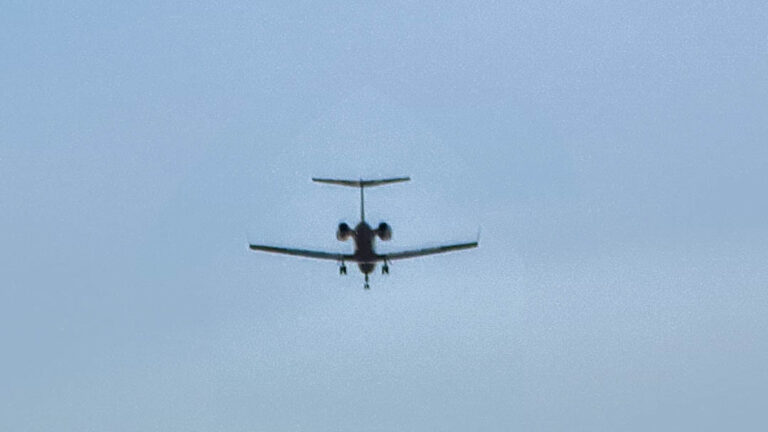 Ural Havayolları’na ait uçak Antalya’ya acil iniş yaptı