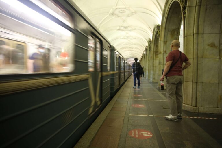 Moskova metrosunda iki tren çarpıştı