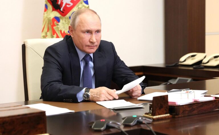 Putin: “Rusya, onu ısırmaya çalışanın dişlerini dökecektir.”