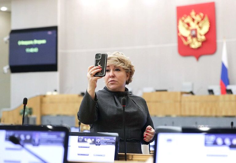 Duma, yeni milletvekilleri için Çin marka akıllı telefon satın aldı
