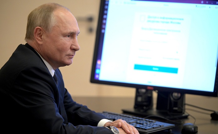 Putin’den Batı ile mücadele eden Rus diplomatlara övgü