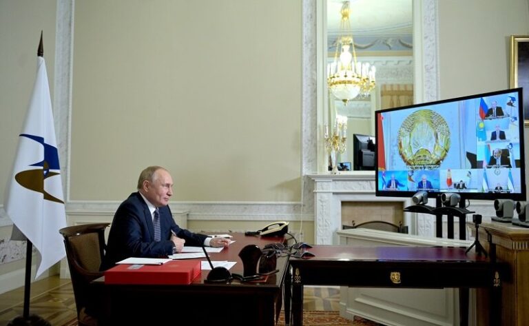 Putin: AEB, çok kutuplu dünyanın güçlü bir kutbu olmak için her fırsata sahip