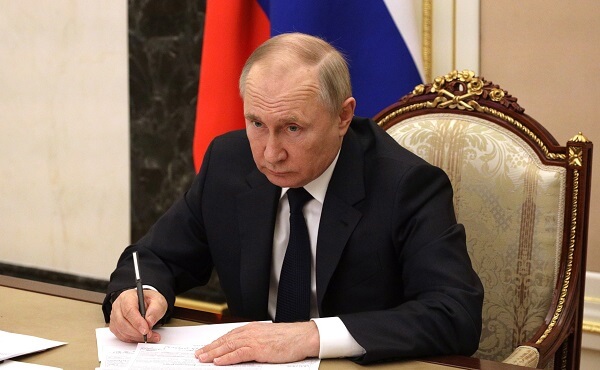 Putin: ABD’de petrol ürünleri fiyatı bizim yüzümüzden artmıyor, halklarını kandırıyorlar