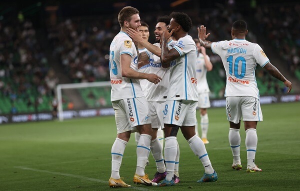 Zenit, bu haftayı da kayıpsız atlattı