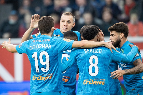 Zenit, emin adımlarla şampiyonluğa ilerliyor