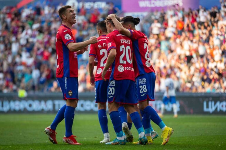 CSKA Moskova, liderin peşini bırakmadı