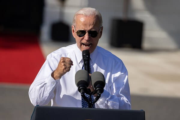 Biden, ABD’deki benzin fiyatları artışından Rusya ve Suudi Arabistan’ı sorumlu tuttu