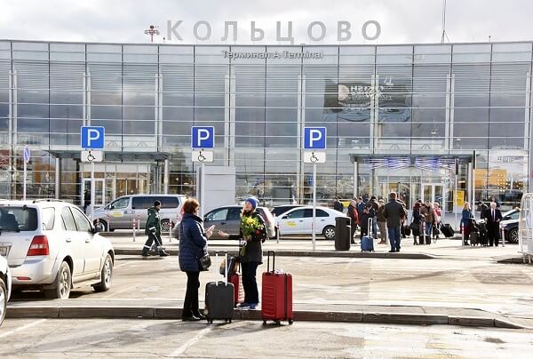 Ekaterinburg Havalimanı’nda İstanbul’dan sahte giyim eşyası getiren yolcu gözaltına alındı