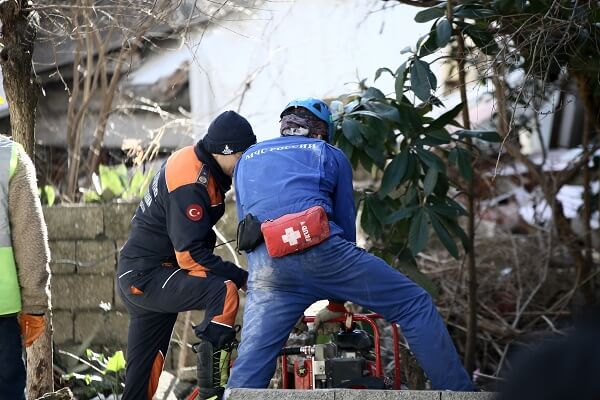 Rus, Belarus ve Kırgız ekipleri, 160 saat sonra enkaz altından bir kişiyi kurtardı