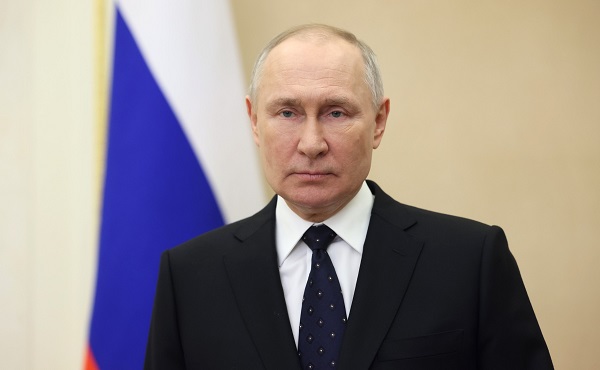 Putin, vatan savunucularının bayramını kutladı
