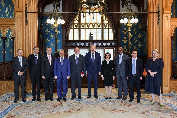 Lavrov, dost ülkelerin büyükelçileriyle bir araya geldi