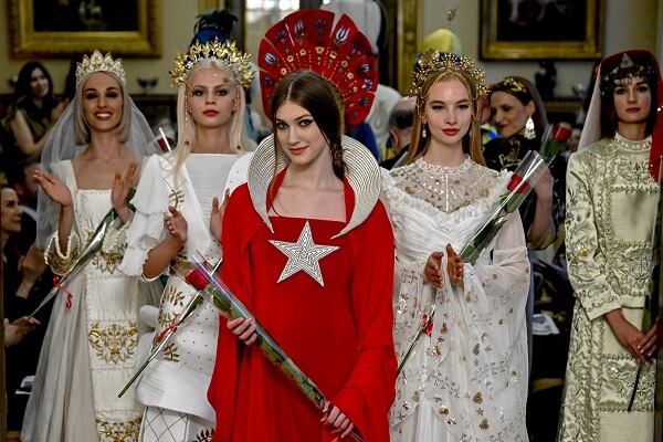 Moskova’da Türk el sanatlarının işlendiği kıyafetler sergilendi