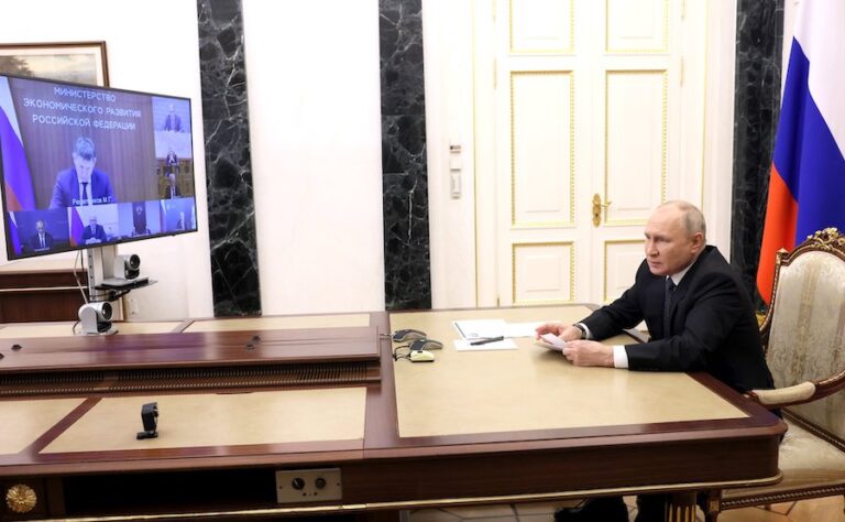 Putin, ekonomideki durumun tahminlerden daha iyi olduğunu söyledi