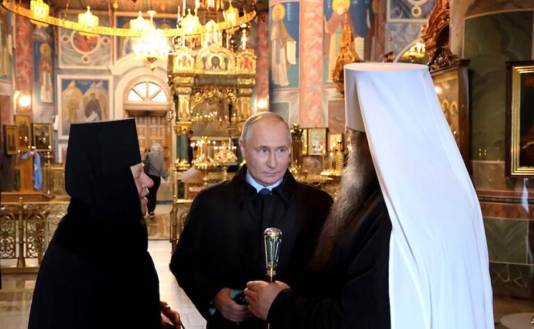 Putin, Patrik Kirill’in babası tarafından vaftiz edildiğini söyledi
