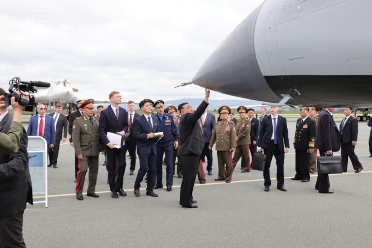 Şoygu, Kim Jong-un’a Kinzhal hipersonik füze sistemini gösterdi