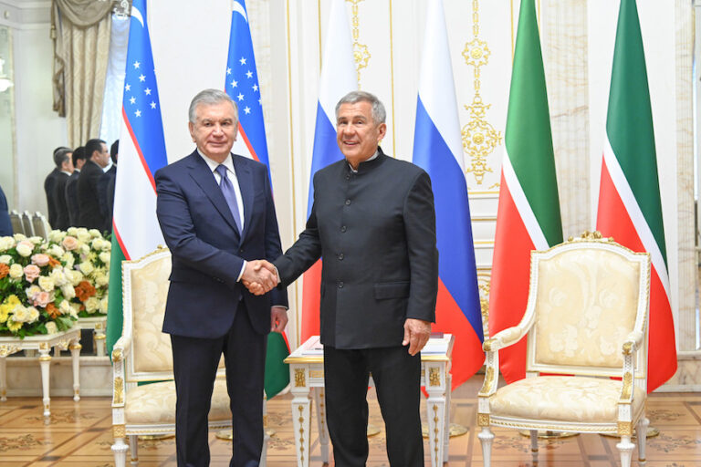 Mirziyoyev, Tataristan Cumhuriyeti Reisi Minnihanov’la görüştü