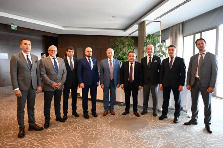 Moskova’dan gelen heyet, Antalya’da iş insanlarıyla buluştu