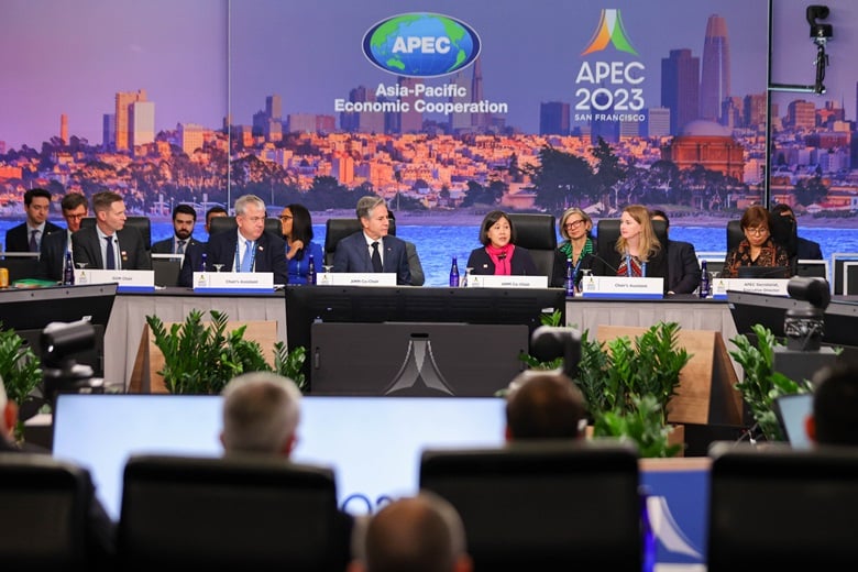APEC zirvesinde Biden, Rus heyetini protokolde karşıladı