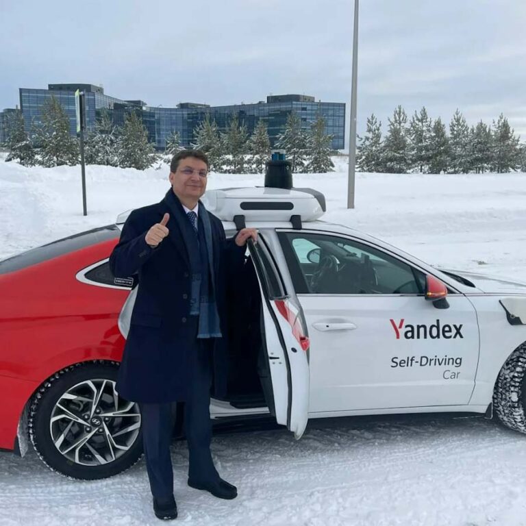 Türkiye’nin Kazan Başkonsolosu, Yandex’in şoförsüz aracını denedi.