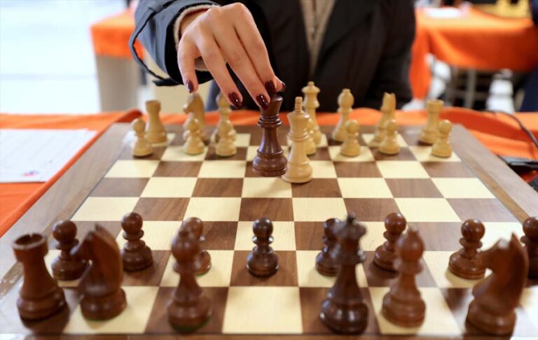 FIDE, Rus santraççılara yönelik kısıtlamaların tamamen ve kısmen kaldırılması yönünde oy kullandı