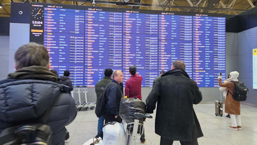 Uçuş kısıtlamaları Moskova’daki havalimanlarını felç etti: 900’den fazla uçuş ertelendi veya iptal edildi
