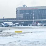 Moskova’daki yoğun kar yağışına rağmen havalimanlarında 950’den fazla uçuş gerçekleştirildi