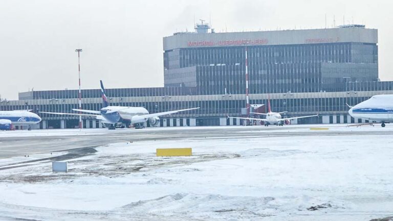 Moskova’daki yoğun kar yağışına rağmen havalimanlarında 950’den fazla uçuş gerçekleştirildi