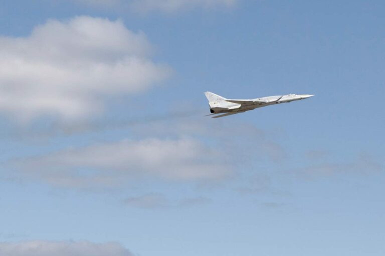 Putin, Rus stratejik bombardıman uçağı “Tu-160M” ile uçtu