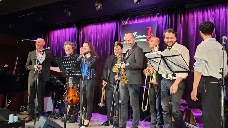 Akra Jazz Band ve Ece Göksu, Moskova’da büyüledi