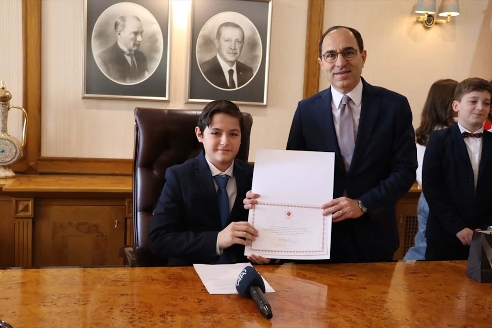Türkiye’nin Moskova Büyükelçisi Bilgiç, 23 Nisan dolayısıyla koltuğunu 13 yaşındaki Mete’ye devretti