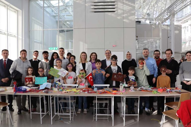 Rusya’daki 23 Nisan etkinliklerinde çocuklar, “Kendime Bir Hediye” atölye çalışması yaptı