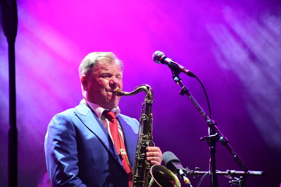 Dünyaca ünlü Rus sanatçısı Igor Butman Antalya’da sahne aldı