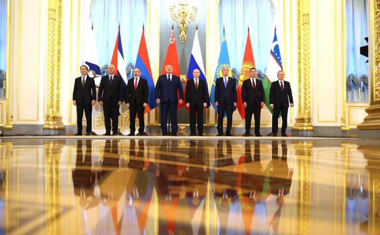 Putin, Belarus, Kazakistan, Kırgızistan ve Ermenistan liderlerini AEB Günü dolayısıyla kutladı