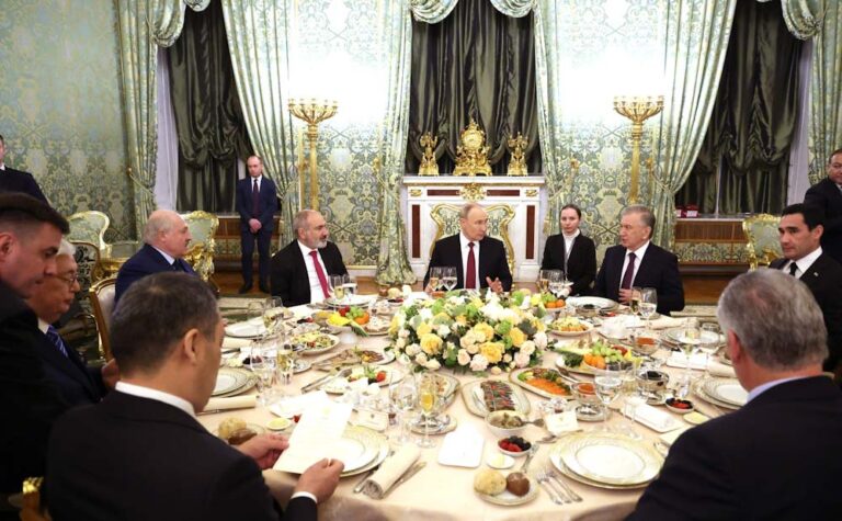 Putin ile Paşinyan, bölgesel güvenlikle ilgili konuları görüştü